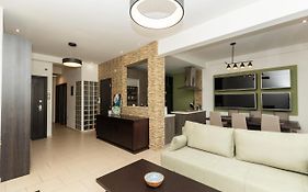 Delmare Kram Vee Apartment